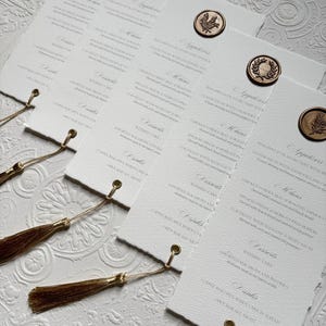 Deckled Edge Menu, Karta menu weselnego z pieczęcią lakową i chwostem, Menu z pieczęcią lakową, Eleganckie karty menu kaligraficznego, Menu na formalną kolację