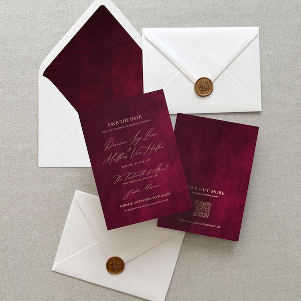 Ophelia | Dunkelrote Hochzeit Save the Dates, Hochzeit Save the Date, rotes Burgunder-Design mit moderner goldener Schrift, 5x7 Zoll