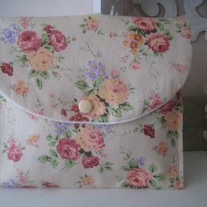 pochette  de rangement  shabby romantique/  week- end/ lingettes//produits d 'hygiéne/ cartes/ sac a main /