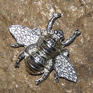 Honigbienen-Brosche, Manchester-Bienenbrosche, handgefertigter Schmuck, handgefertigt aus feinem Zinn, von William Sturt.