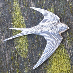 Schwalbenbrosche, Vogelbrosche, Handgegossener Schmuck, Handgemachter Schmuck, Handgegossen in Feinem Zinn von William Sturt