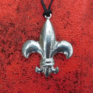 Pendentif Fleur de Lys, Cordon Ciré Réglable. Fait Main en Etain par William Sturt chey Les Étains de Jumilhac