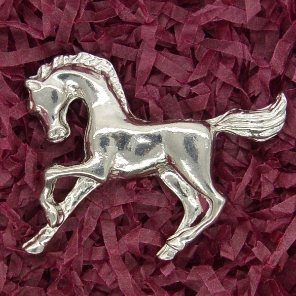 Broche Cheval, Cadeaux Équestres, Faite Main en Étain par William Sturt des Étains de Jumilhac