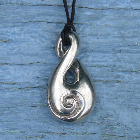 Pendentif Boucle d'Infini Maori en Étain : Fabriqué à la Main par William Sturt des Étains de Jumilhac