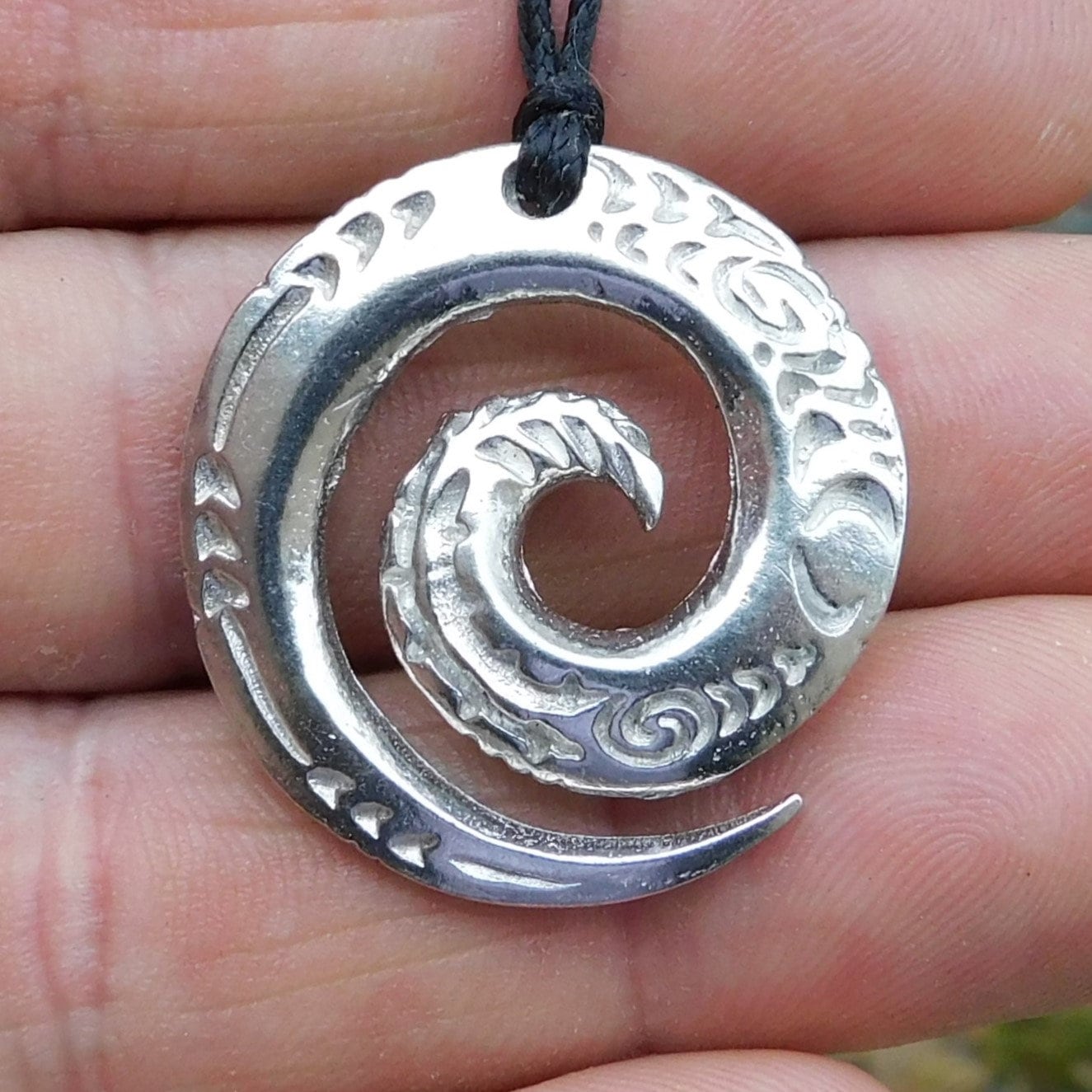 Ciondolo Onda Koru In Peltro - Realizzato A Mano Da William Sturt - Foto 3