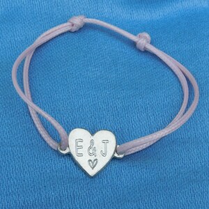 Gepersonaliseerde armband met tinnen hart en gravure van uw initialen - Verstelbaar koord in verschillende kleuren