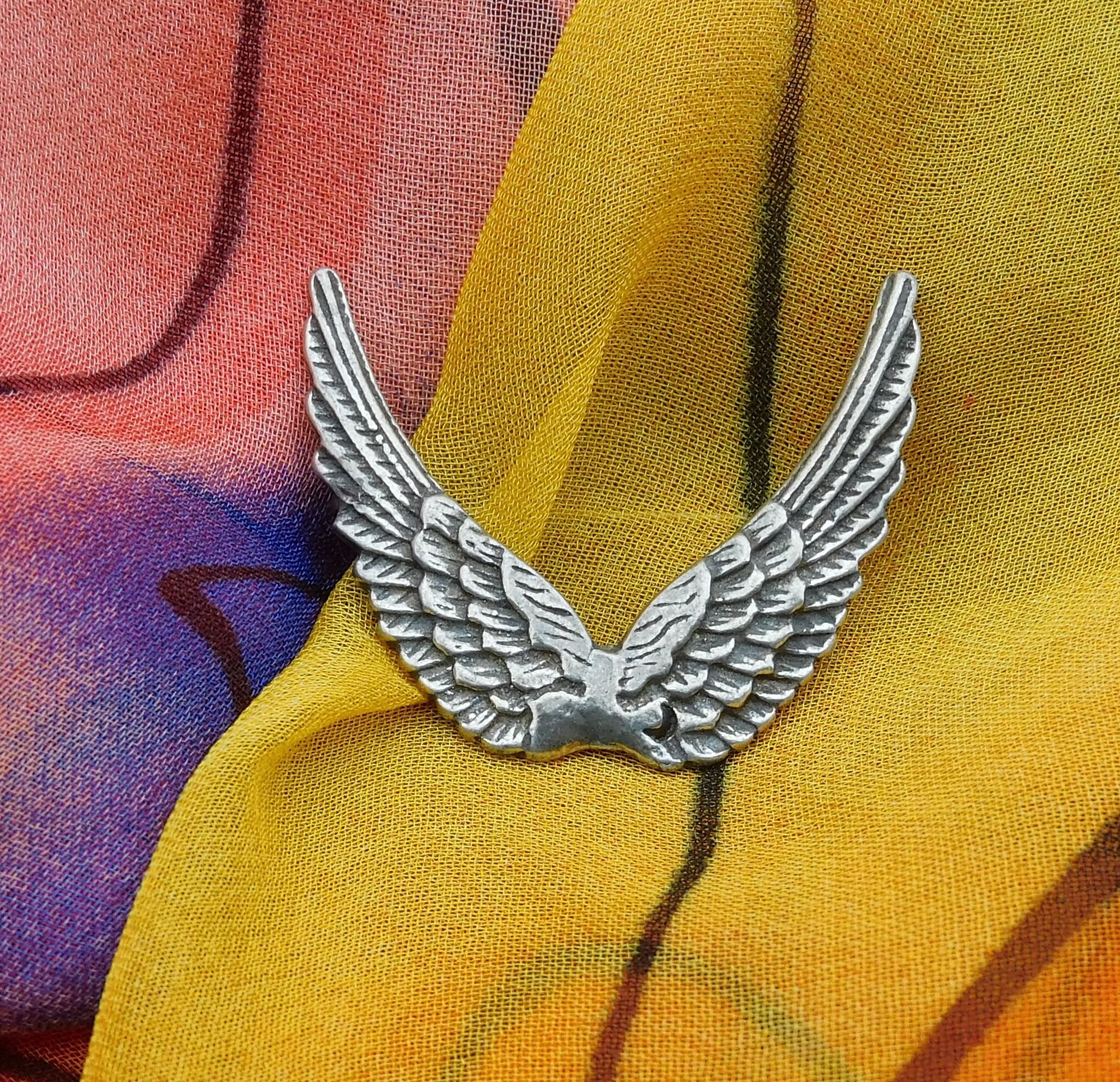 Médaille petit ange à la colombe en or blanc, jolie et moderne