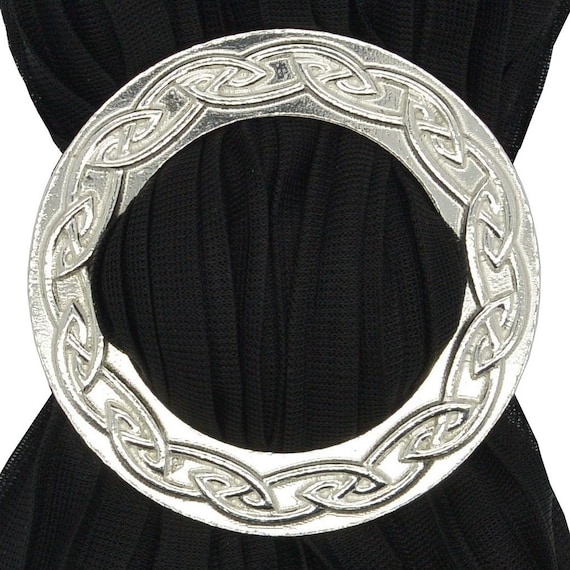 Koru Spiraal Sjaal Ring Maori - Handgegoten Fijn Tin Door William Sturt, Tinnen Sjaalring