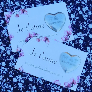 Dois amuletos da sorte de coração personalizáveis, amuletos I Love You, feitos à mão, em estanho. Feito à mão, por Les Etains de Jumilhac