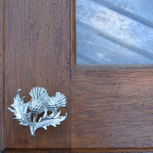 Distel Schubladenknopf, Distelgriff, schottischer Möbelknopf, handgefertigt aus Zinn, von Les Etains de Jumilhac Bild 8