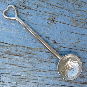 Cuore di cucchiaio di zucchero, manifattura artigianale francese, di William Sturt, Les Etains de Jumilhac