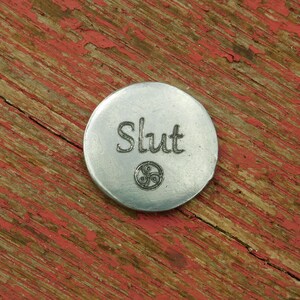 Pendentif BDSM "Slut" En étain - Fabrication Artisanale Française - Garanti à Vie