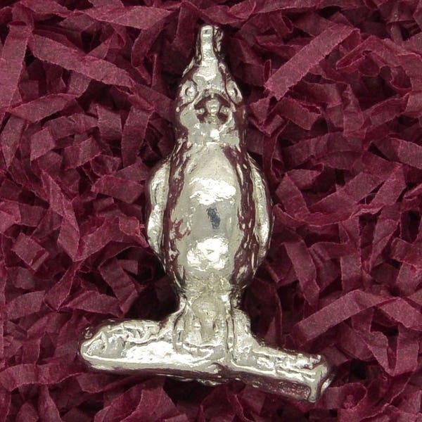 Figurine Perroquet, Porte-Bonheur Perroquet, Fait Main en Étain, par Les Étains de JumilhacHandcast Fine Pewter Parrot by William Sturt