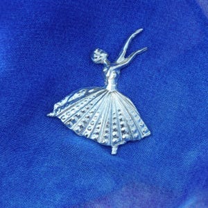 Broche Danseuse de Ballet en Étain, Fait Main par William Sturt – Cadeau pour Amatrice de Danse