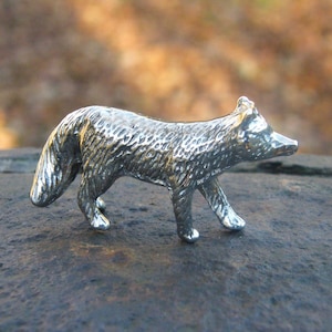Estatueta de raposa, raposa em miniatura, feita à mão, em estanho, fabricação artesanal francesa, de Les Etains de Jumilhac