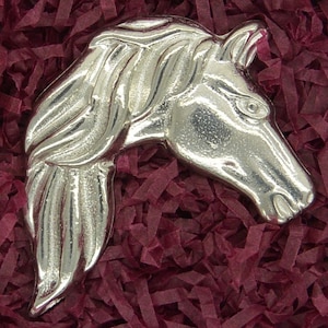 Broche Tête de Cheval, Fait Main par William Sturt chez les Étains de Jumilhac, Cadeau Noces de Dix Ans