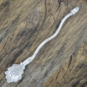 Cucchiaio da miele in foglie di quercia e ghianda, fatto a mano, in peltro, di William Sturt, da Les Etains de Jumilhac