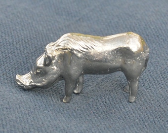 Warzenschweinfigur, Warzenschweintotem, handgefertigt aus Zinn. Hergestellt in Frankreich, Les Etains de Jumilhac