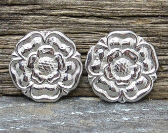 Manschettenknöpfe mit mittelalterlichen Rosen, Manschettenknöpfe mit Blumen, handgefertigt, Zinn, von William Sturt, von Etains de Jumilhac