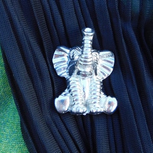 Broche Éléphant Assis, Tronc Levée, Fait Main en Étain, Style Mignon par William Sturt chez les Étains de Jumilhac