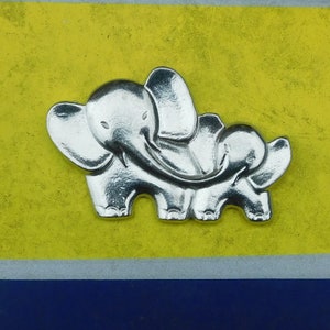 Broche Éléphants Maman et Bébé, Style Dessin Animé, Fait Main en Étain par William Sturt