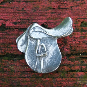 Broche Selle Anglaise, Fait Main par William Sturt chez les Étains de Jumilhac, Cadeau Noces de Dix Ans