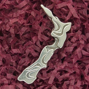 Broche Nouvelle Zélande, Broche Carte de Nouvelle Zélande, Fabrication Artisanale Francaise par William Sturt, des Etains de Jumilhac