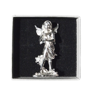 Peut inclure: Une figurine en argent d'une fée tenant un petit oiseau dans ses bras. La fée a des ailes et une robe flottante. La figurine est présentée dans un coffret en velours noir.