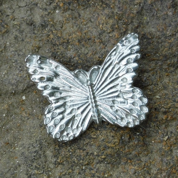 Broche Papillon, Cadeaux Papillon, Faite Main, en Étain, par William Sturt des Étains de Jumilhac