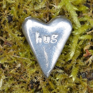 Amuleto de la suerte del corazón "Pocket Hug" (Te beso), hecho a mano en lata. Fabricación artesanal en Les Etains de Jumilhac