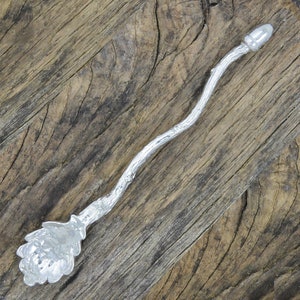 Oak Leaf and Gland Honey Spoon, Fatto a mano, Intin, di William Sturt, Delle barattoli di Jumilhac