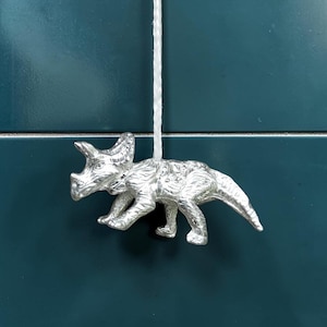 Tirador de luz Triceratops, peltre fundido a mano, acabado pulido.