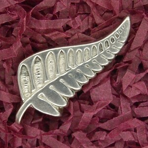 Faite Main en Etain par William Sturt Bijoux Foug/ère Les Etains de Jumilhac Broche Foug/ère de Nouvelle-Zelande Fabrication Artisanale Francaise Cadeau de Nouvelle-Zelande