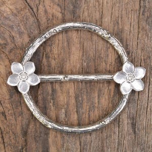 Anello sciarpa Nontiscordardime – Regalo per il decimo anniversario di matrimonio, gioielli in peltro fatti a mano | William Sturt, Les Étains de Jumilhac