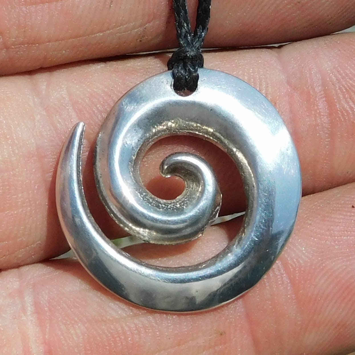 Pendentif Manaia Spirale en Étain Artisanal | Bijou Gardien Maori | Fait Main par William Sturt Chez Les Étains de Jumilhac - France