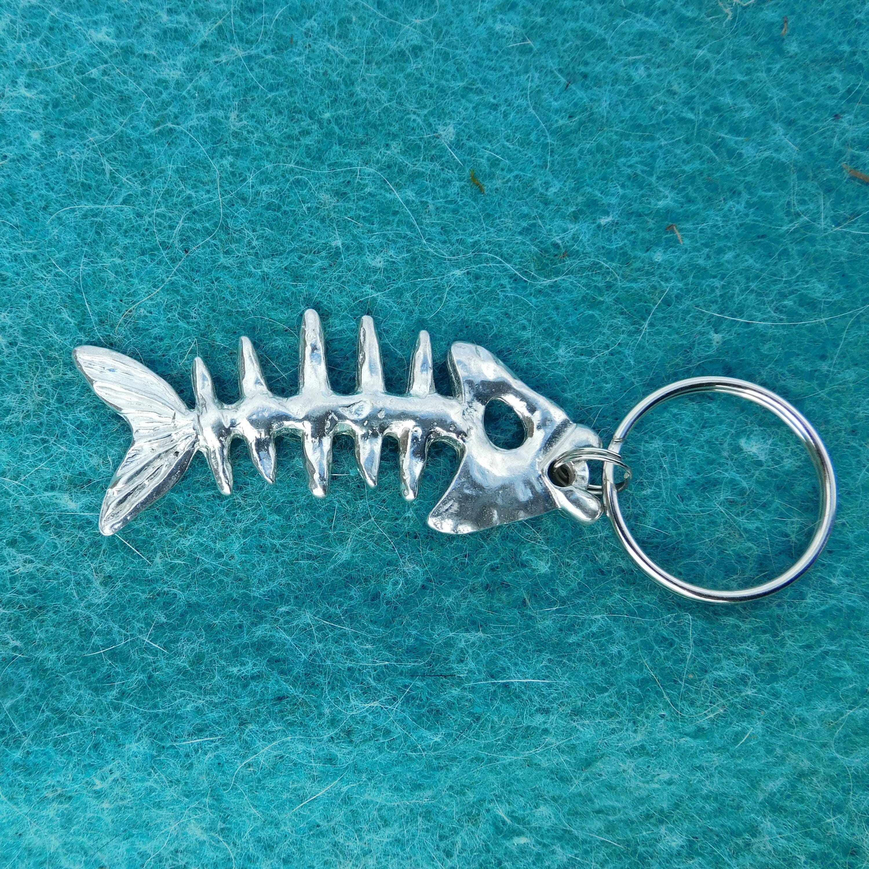 ピューターの魚の骨のキーホルダー、魚好きの方へのギフト、手作り