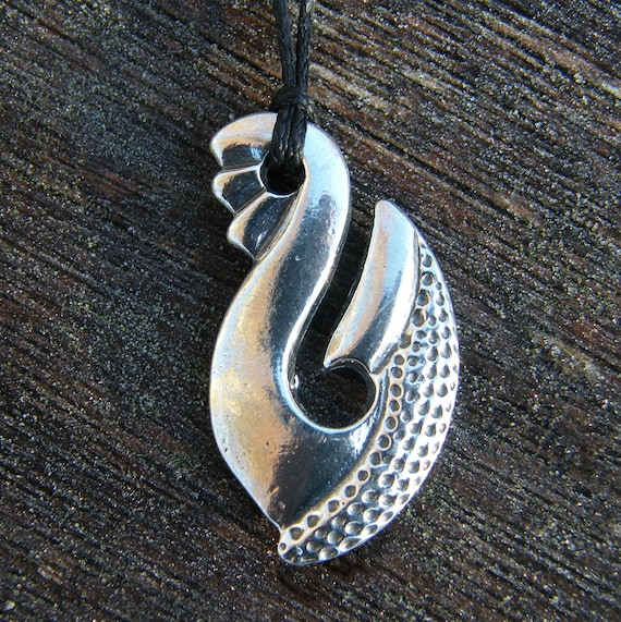 Pendentif Maori. Collier tribal pour surfeur par William Sturt chez Les Étains de Jumilhac