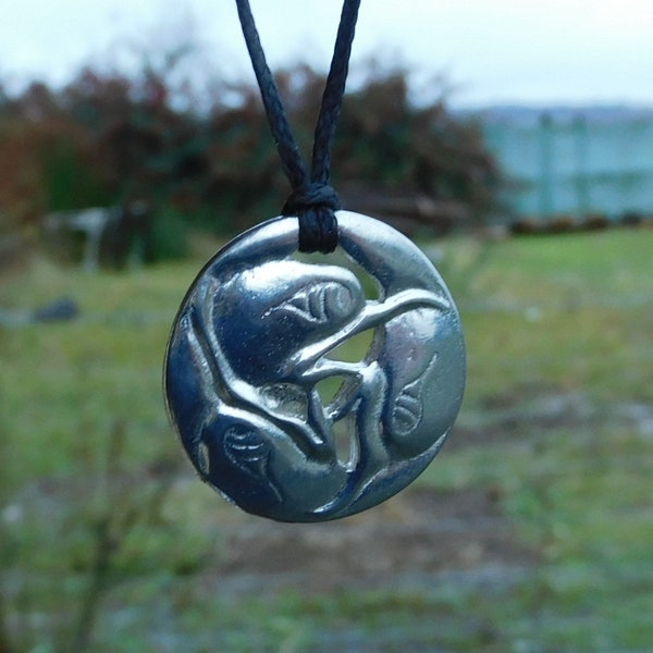 Pendentif triskèle celtique avec corbeau - Symbole de sagesse et de guérison, cadeau parfait pour le 10e anniversaire Les Etains de Jumilhac