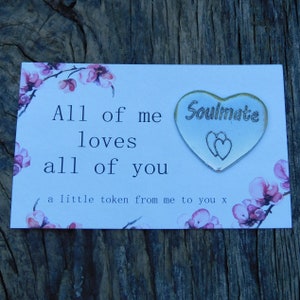 Porte-Bonheur, Soulmate (My Soul Sister), On Petite Carte de Voeux, Port-Bonheur en Etain, Main gemaakt door Jumilhac's Etains
