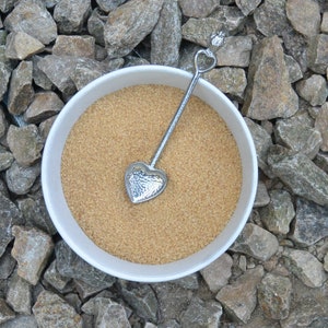 Cucchiaino da zucchero Heart and Robin, produzione artigianale francese, di William Sturt, Les Etains de Jumilhac