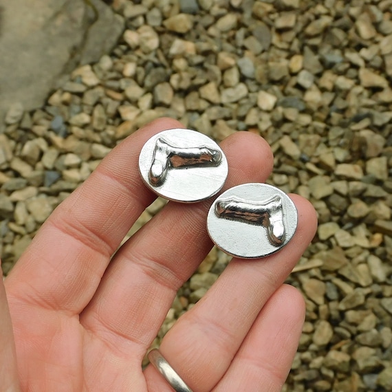 Boutons De Manchette Chat Assis, Faits Main, En Etain, Fabrication Artisanale Française. Les Etains De Jumilhac - France