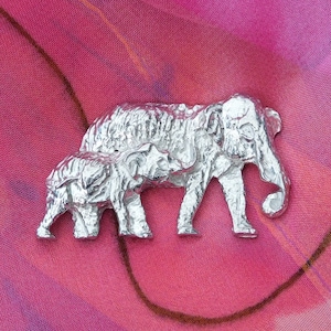 Broche Éléphants Mère et Petit, Fait Main par William Sturt en Étain, Cadeau Noces de Dix Ans