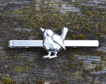 Pince à Cravate Troglodyte, Pince à Cravate Oiseau, Faite Main en Etain par William Sturt des Etains de Jumilhac