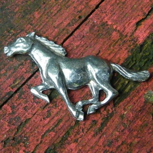 Broche Cheval au Galop, Fait Main par William Sturt chez les Étains de Jumilhac, Cadeau Noces de Dix Ans