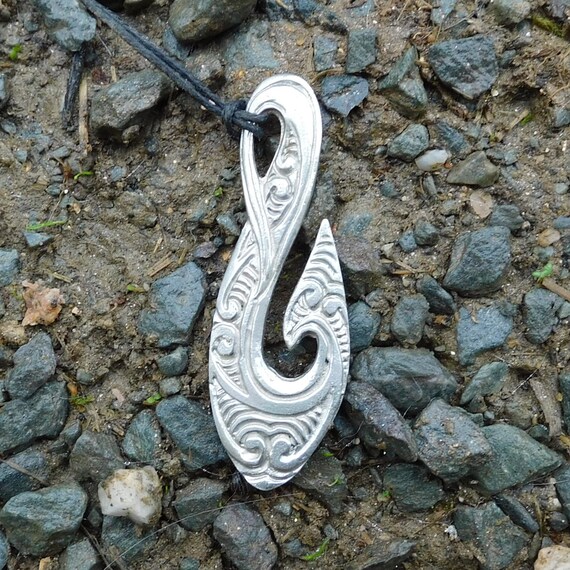 Pendentif Fougère De Nouvelle-Zélande En étain Massif - Fait Main - Symbole Maori - Longueur 3 Cm - 10