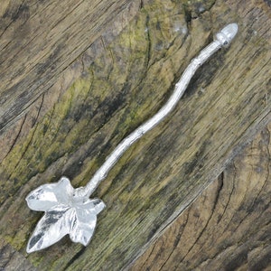 Cucchiaio da miele di ghianda di edera e quercia, fatto a mano, in peltro, di William Sturt, da Les Etains de Jumilhac