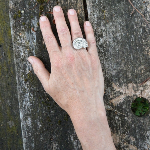 Bague Ammonite, Bague Statement, Fait Main en Etain Français, par Les Etains de Jumilhac