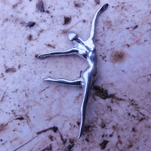 Broche Danseuse Classique Élancée, Fait Main par William Sturt chez les Étains de Jumilhac, Cadeau Noces de Dix Ans