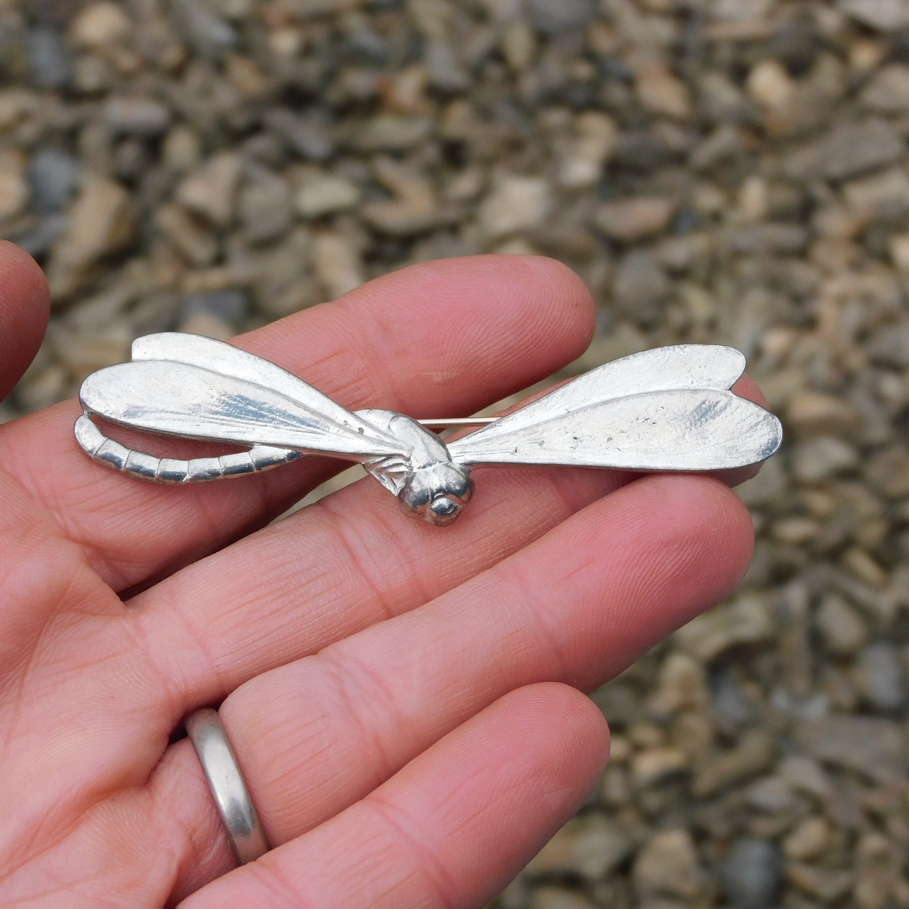 Broche Libellule En Etain Fait Main - Cadeau Élégant Fabrication Française Par Les Etains De Jumilhac, William Sturt