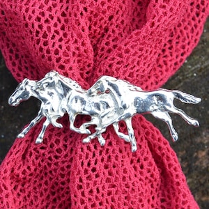 Anneau de Foulard Trois Chevaux Galopants, Fait Main par William Sturt chez les Étains de Jumilhac